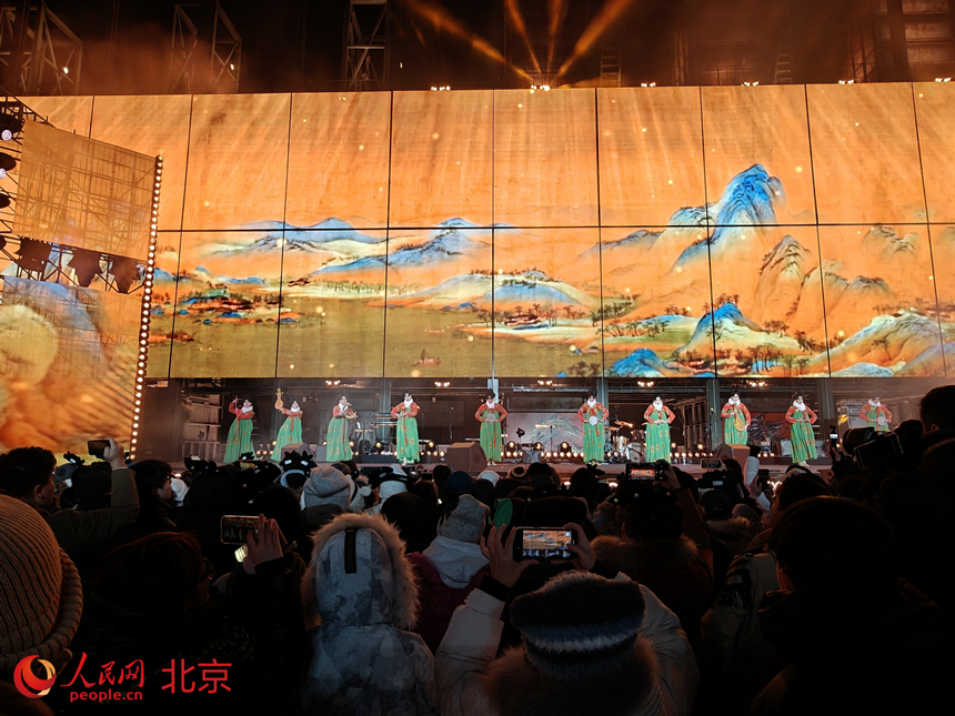 “艺启新年2026·798之夜”节庆活动在北京798艺术区举办。