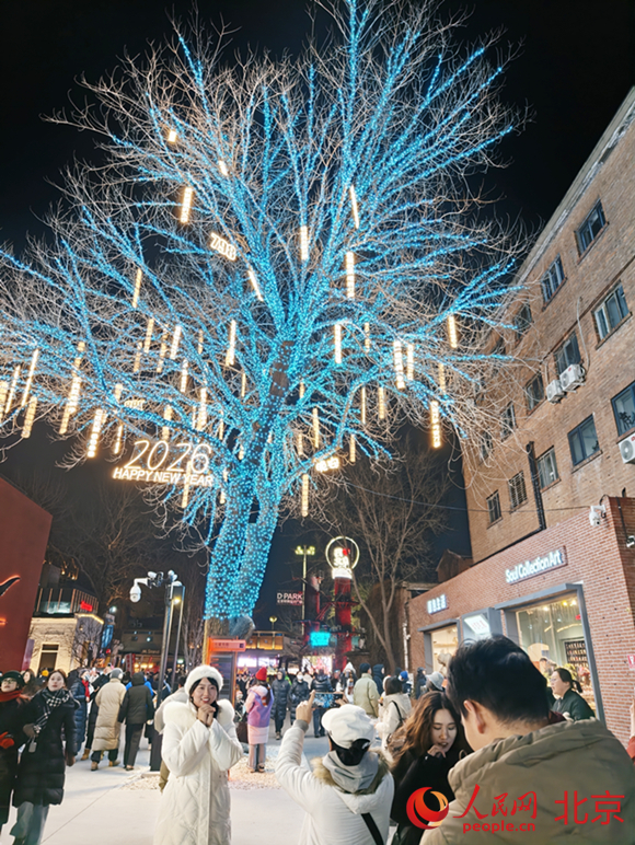 “艺启新年2026·798之夜”节庆活动在北京798艺术区举办。