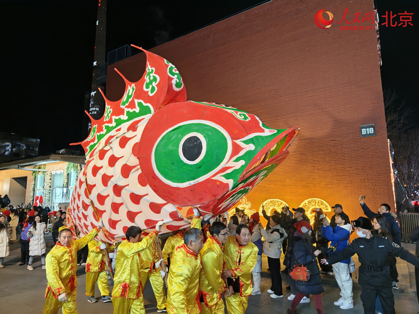 “艺启新年2026·798之夜”节庆活动在北京798艺术区举办。