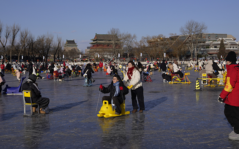 什剎海前海冰場開門迎客 市民迎來“冬日限定版歡樂”