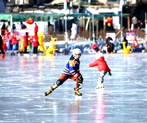 什刹海冰场迎客 老北京“冬嬉”正当时