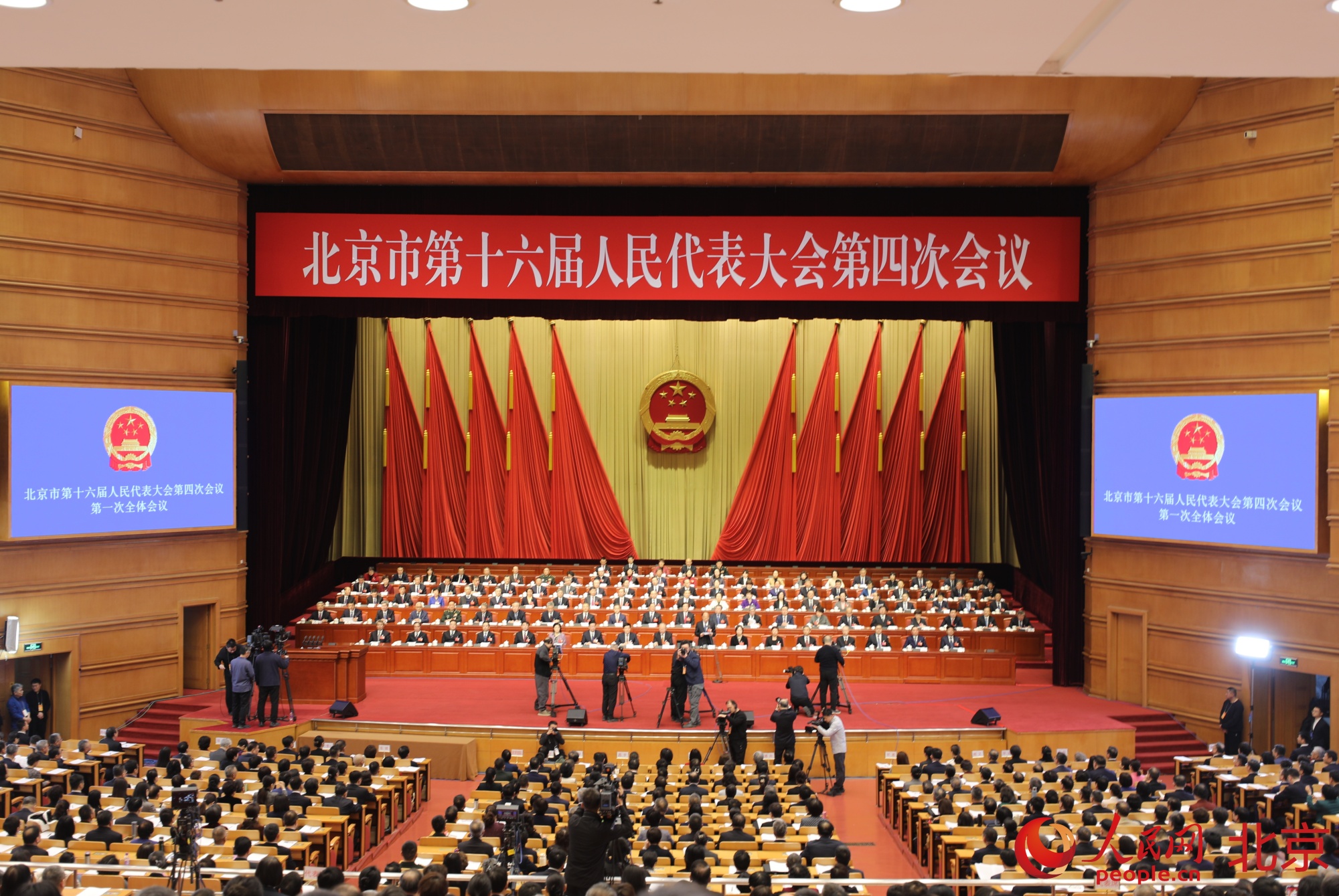 北京市十六届人大四次会议开幕。 人民网记者 池梦蕊摄