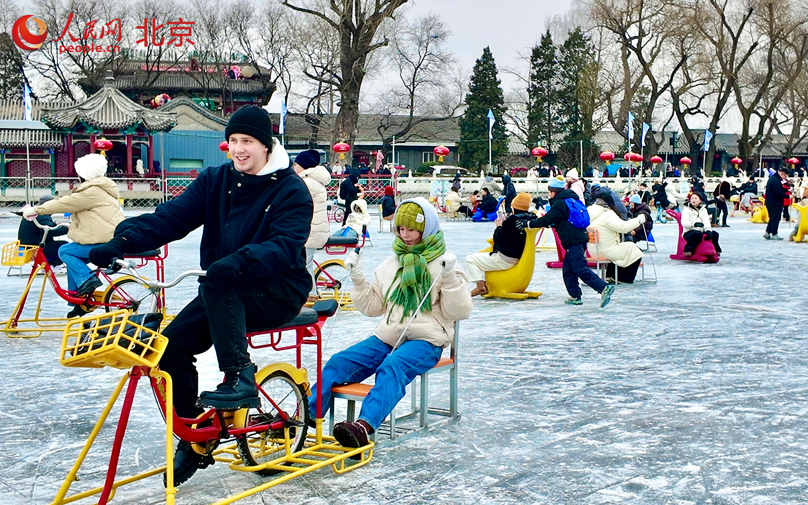 冰雪热持续升温，什刹海冰场成北京冬日打卡地。人民网 李世奇摄