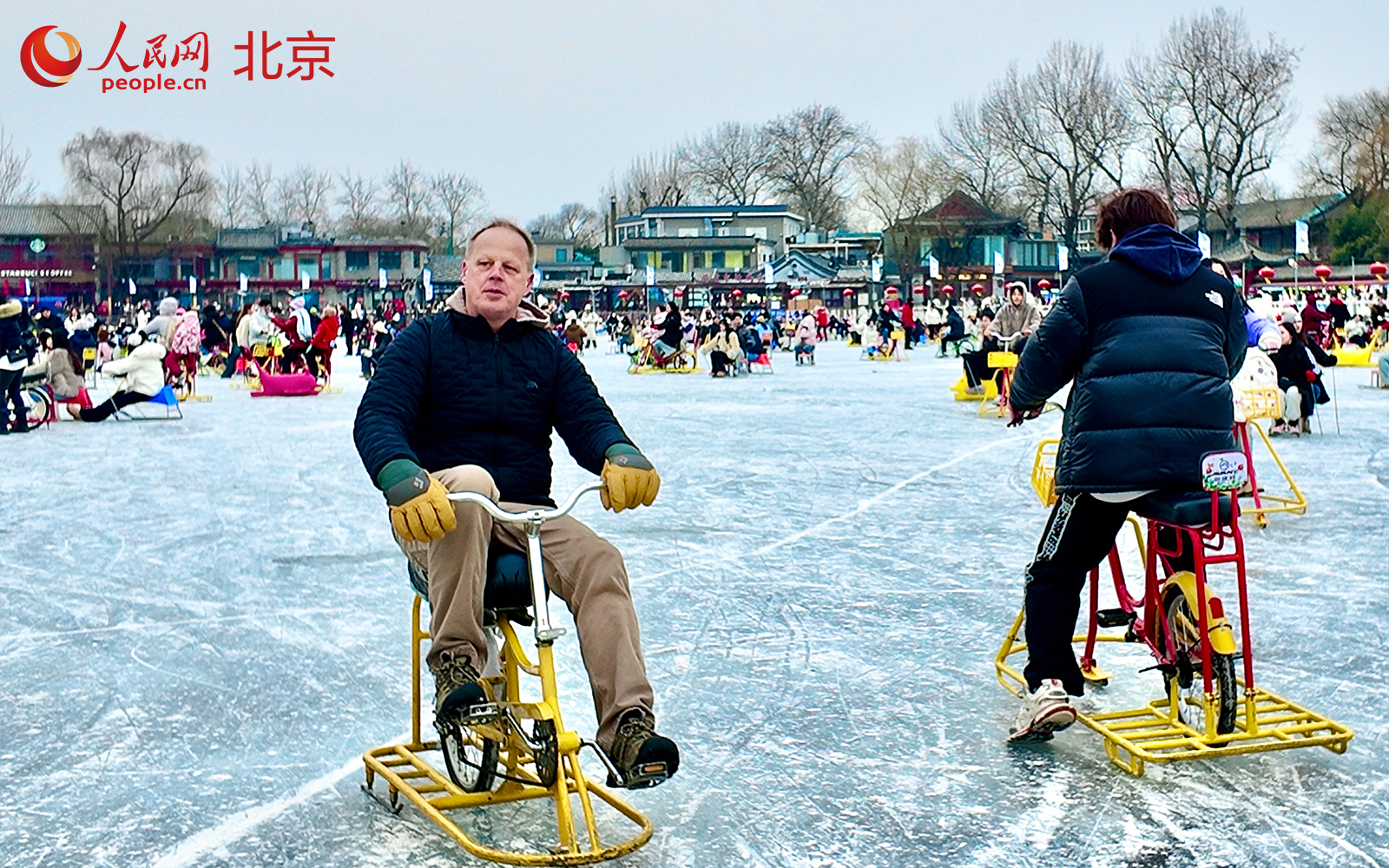 冰雪热持续升温，什刹海冰场成北京冬日打卡地。人民网 李世奇摄
