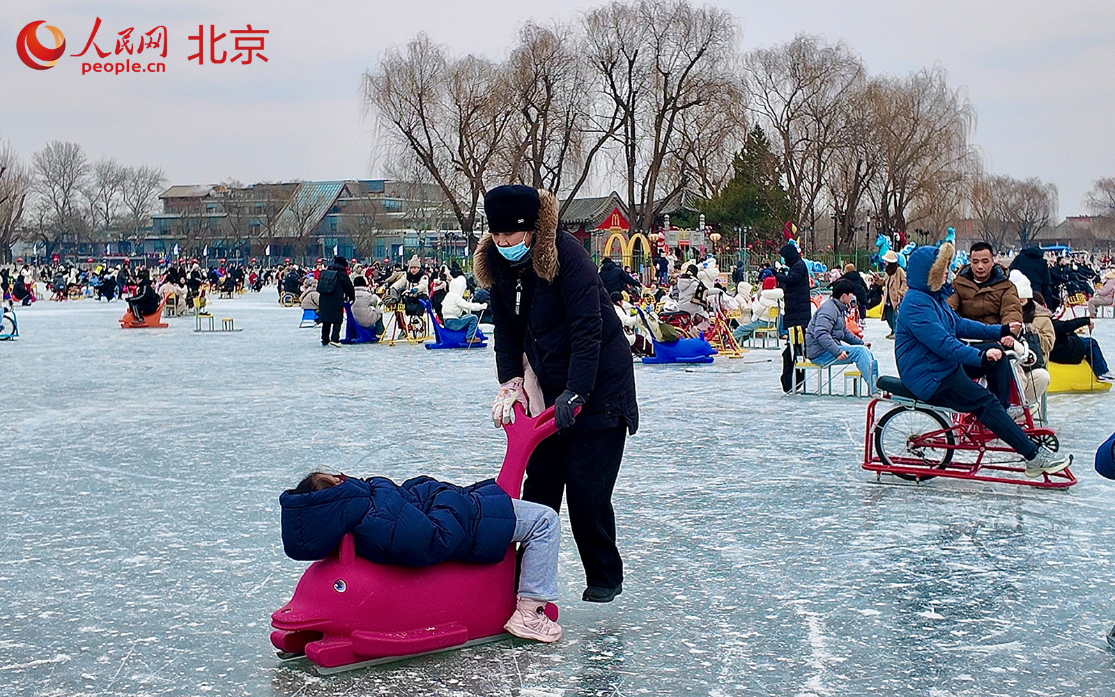 冰雪热持续升温，什刹海冰场成北京冬日打卡地。人民网 李世奇摄