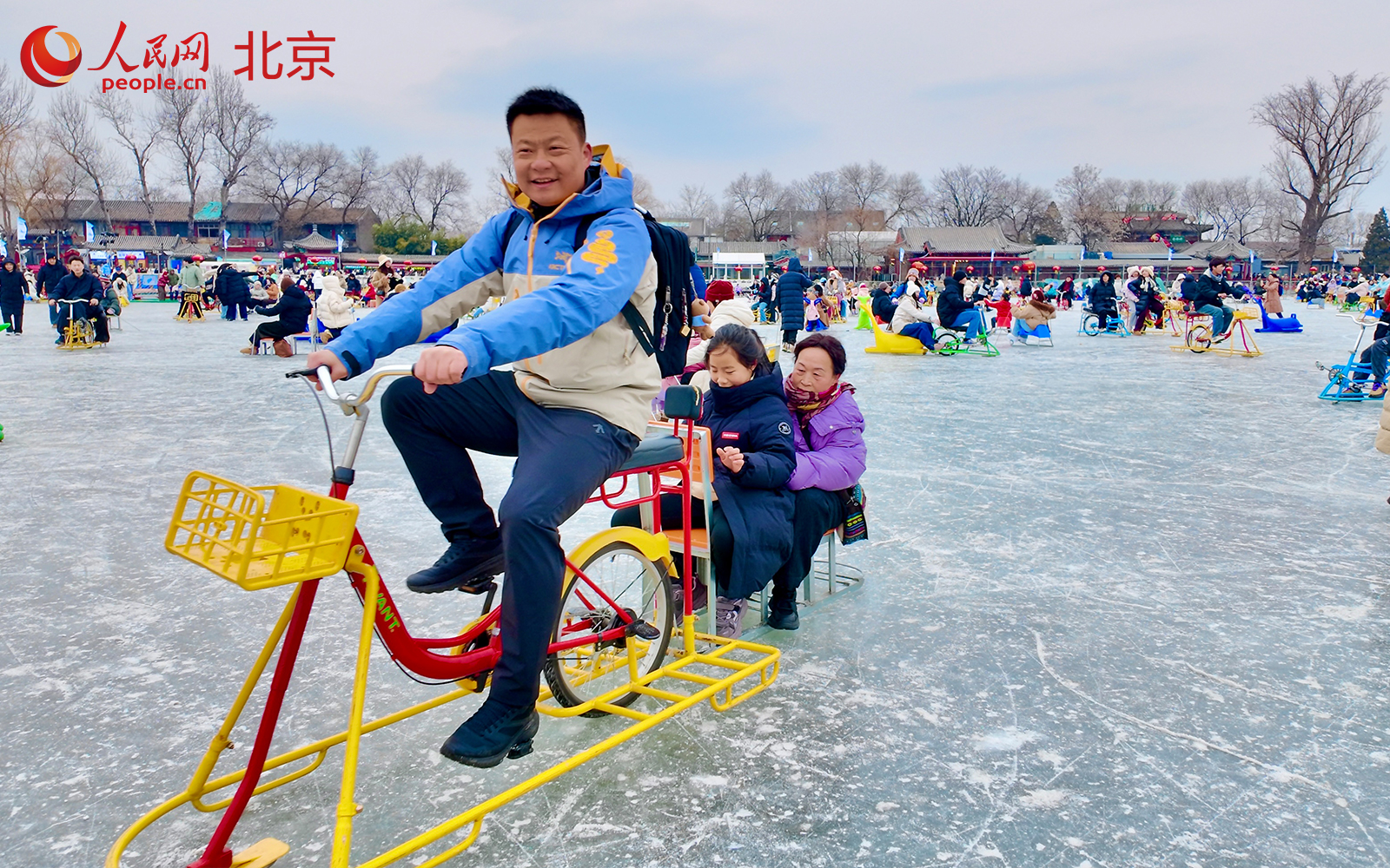 冰雪熱持續升溫，什剎海冰場成北京冬日打卡地。人民網 李世奇攝