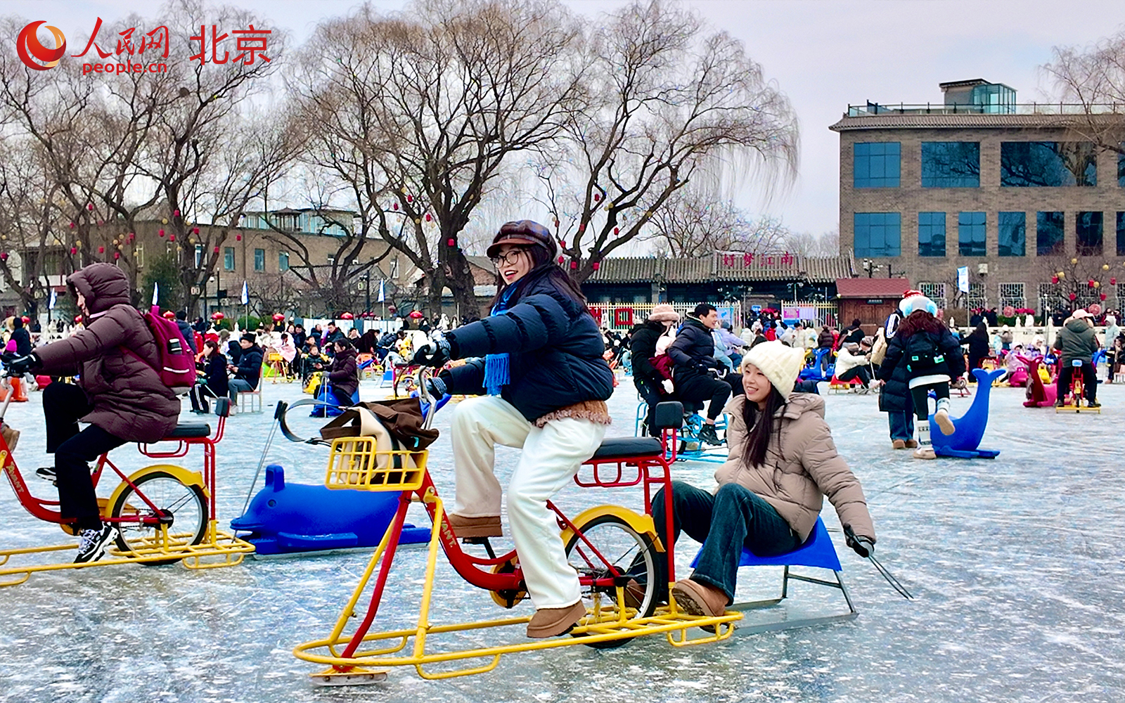 冰雪熱持續升溫，什剎海冰場成北京冬日打卡地。人民網 李世奇攝