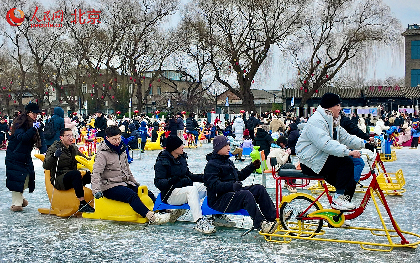 冰雪热持续升温，什刹海冰场成北京冬日打卡地。人民网 李世奇摄
