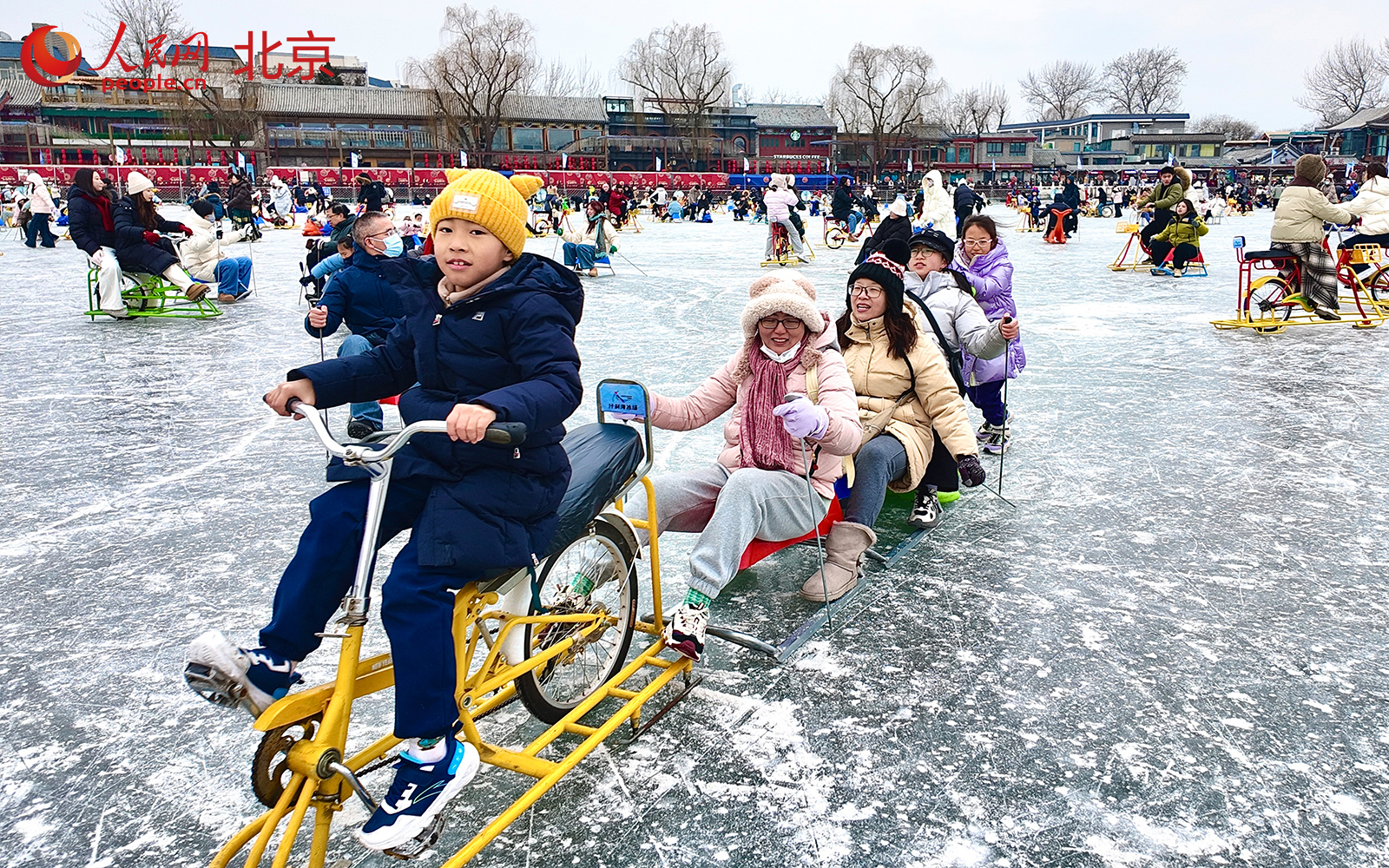 冰雪热持续升温，什刹海冰场成北京冬日打卡地。人民网 李世奇摄