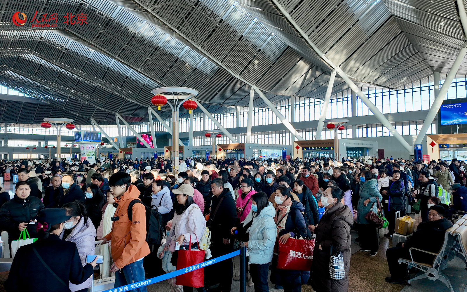 2月2日，北京朝阳站内旅客正排队等候检票乘车。据国铁北京局预测，春运期间北京地区铁路预计发送旅客1994.7万人次，较2025年增加39.2万人次，增幅2%，2月14日（腊月廿七）预计迎来客流峰值。人民网记者 李世奇摄