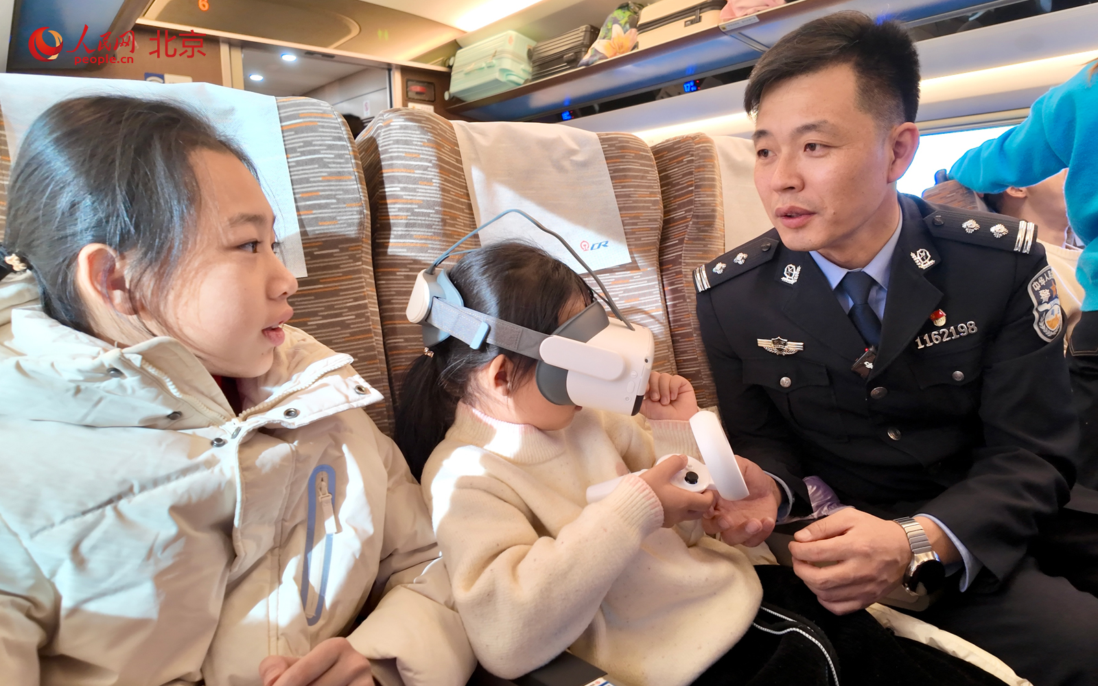 春运首日，北京铁路公安处刑事侦查支队、乘警支队联合北京市朝阳区委平安北京禁毒专项办公室在列车上开展反诈禁毒宣传。人民网记者 李世奇摄