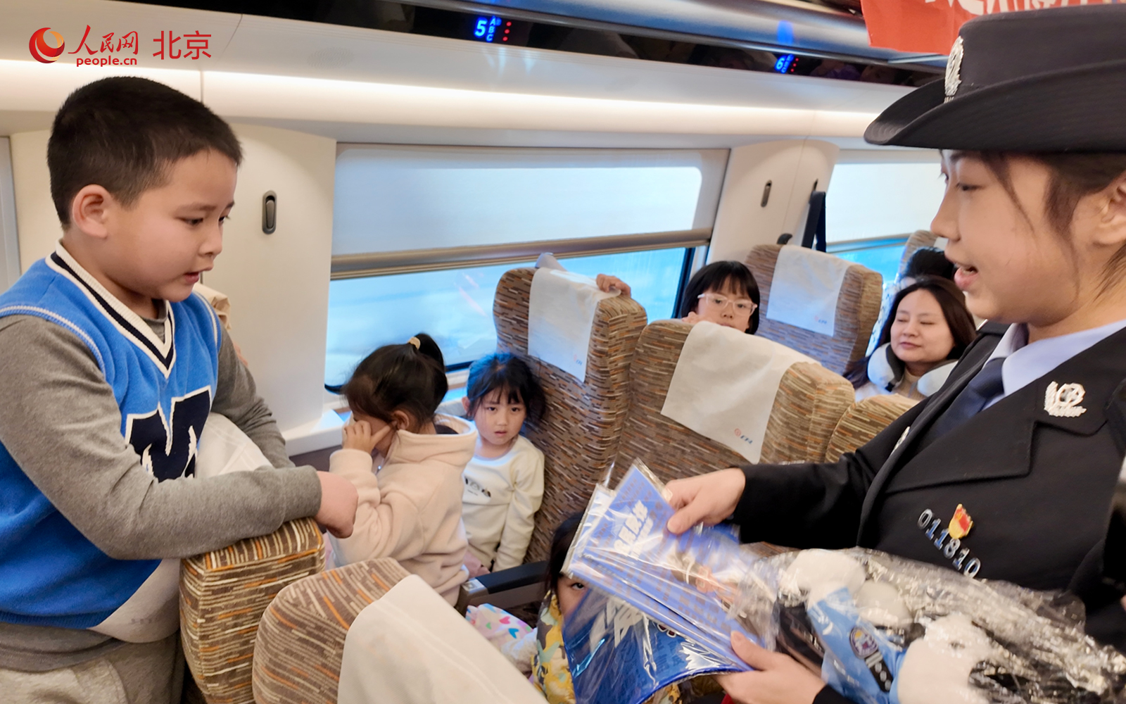 春运首日，北京铁路公安处刑事侦查支队、乘警支队联合北京市朝阳区委平安北京禁毒专项办公室在列车上开展反诈禁毒宣传。人民网记者 李世奇摄