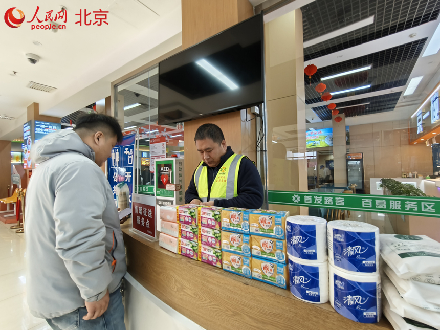 服務區設置志願者服務台。人民網記者 李博攝