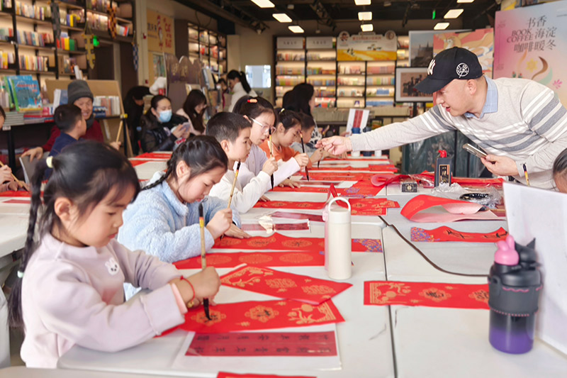 演艺添彩阅读空间 流动书香温暖归途