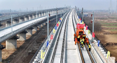 济滨高铁进入全线铺轨作业阶段