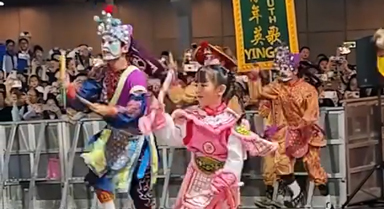 7岁英歌舞女孩掉鞋不掉队