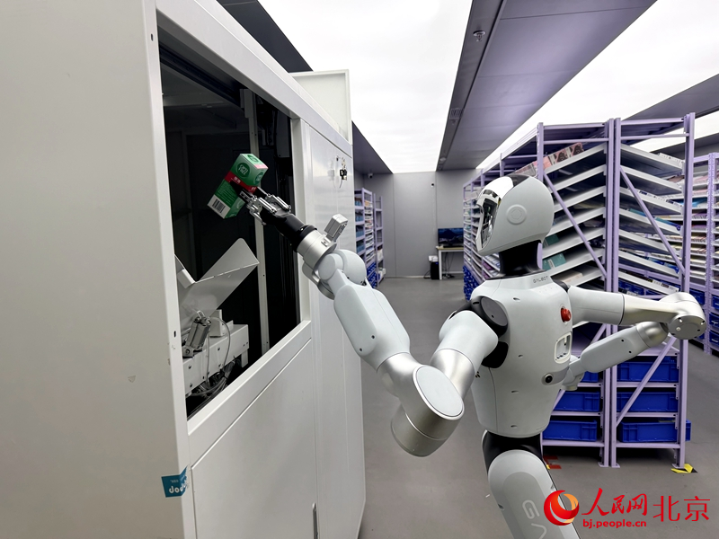 机器人持证“上岗”！全国首个人形机器人药品零售场景落地北京海淀