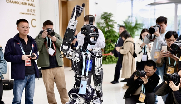 近百台机器人“智愿者”亮相中关村论坛