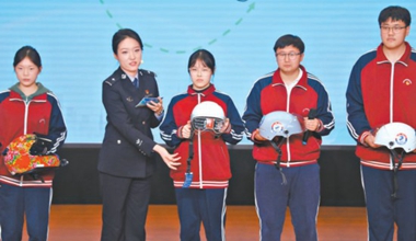 中小学开讲交通安全“第一课”