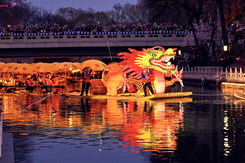 广西阳朔非遗“金龙巡游”游进北京大运河