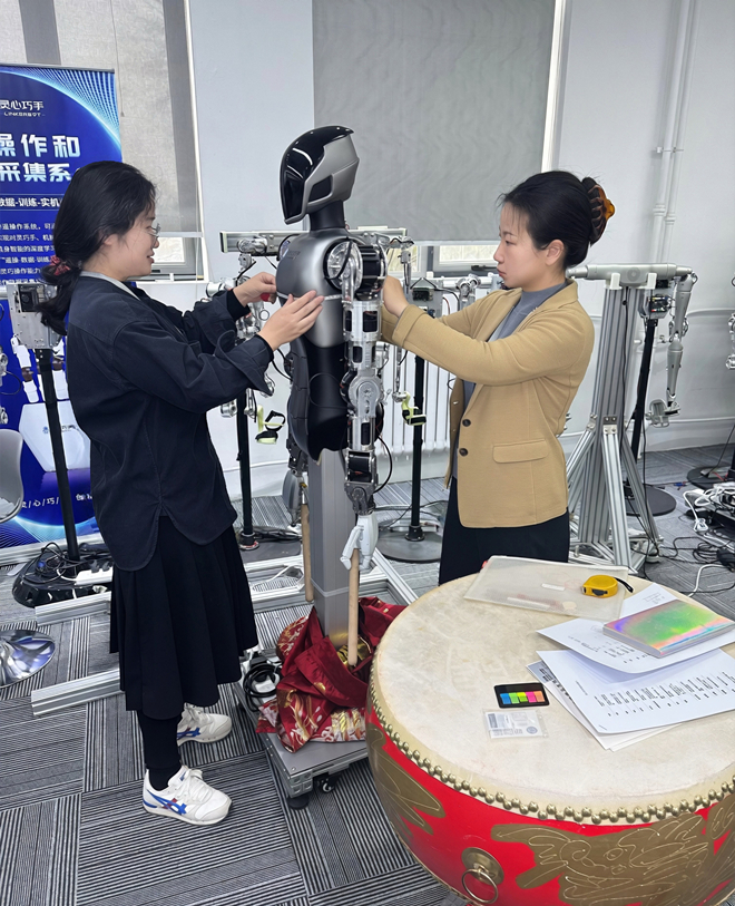 测量尺寸 青年教师宋彦杰(左)、副教授刁杰(右)_副本