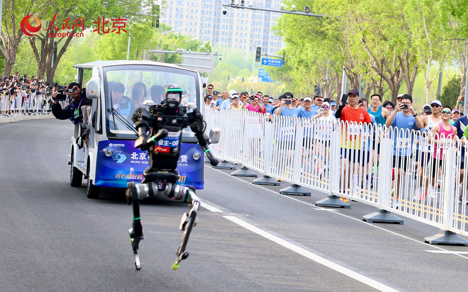 2026北京亦庄人形機器人半程馬拉鬆開跑。人民網記者 李世奇攝