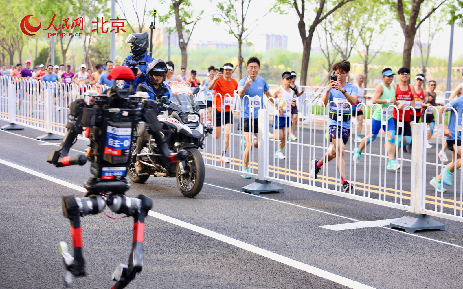 2026北京亦庄人形機器人半程馬拉鬆開跑。人民網記者 李世奇攝