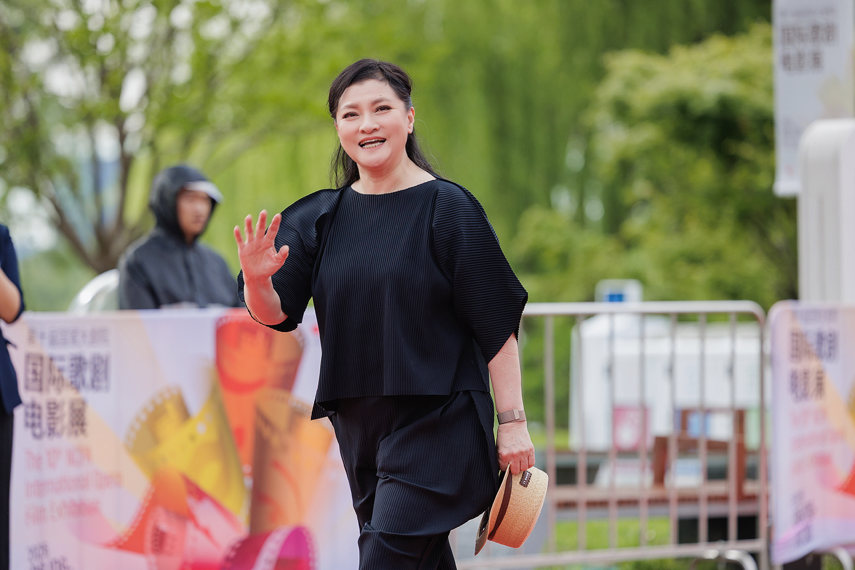 么红亮相开幕式红毯。国家大剧院供图