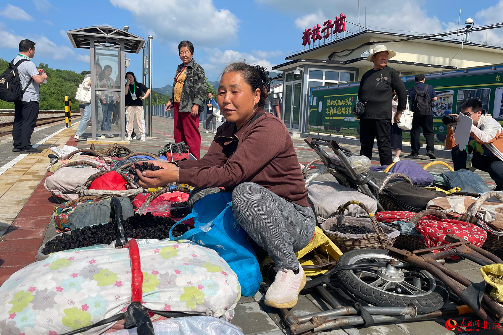 果农在新杖子站候车。人民网记者 尹星云摄