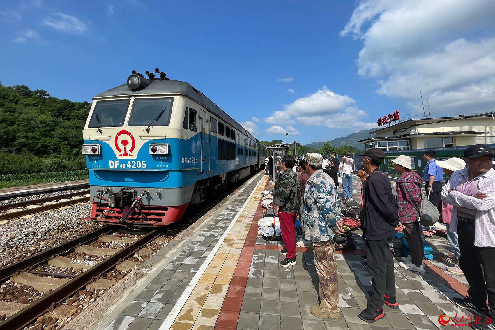 果农在新杖子站候车。人民网记者 尹星云摄