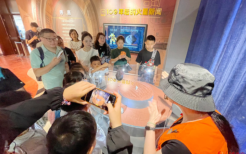 北京天文馆展览上新 观众可沉浸式感受火星魅力