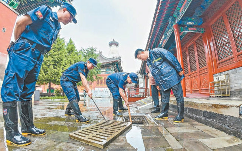 白塔寺：昼夜连轴守古建