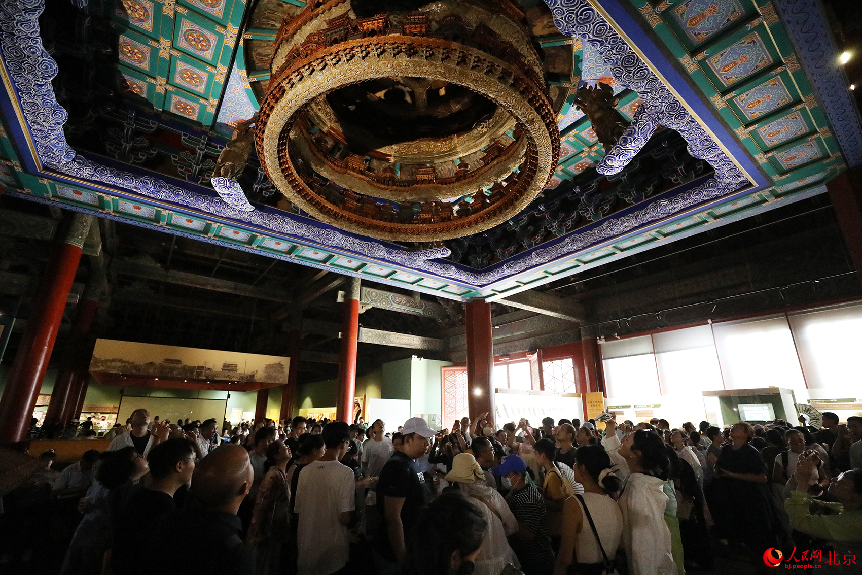 隆福寺万善正觉殿明间藻井原件吸引众多游客“打卡”。人民网记者 尹星云摄