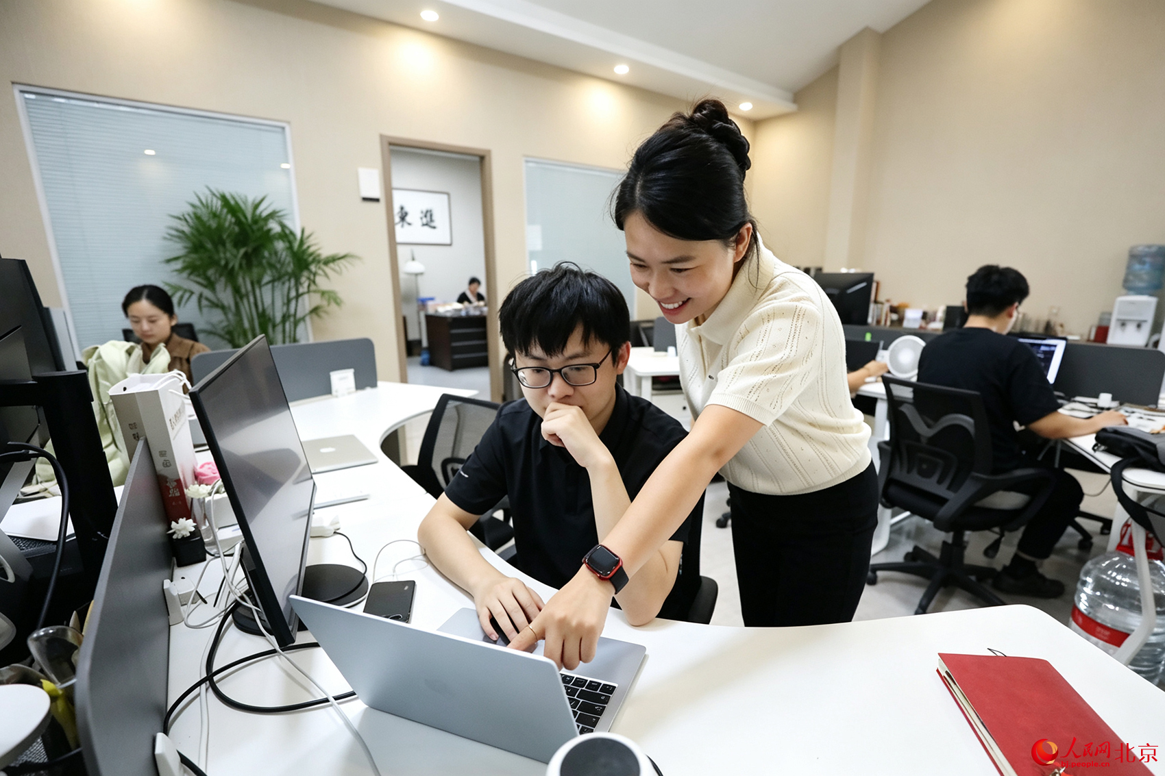 “青创村”里创业的年轻人。人民网记者 尹星云摄