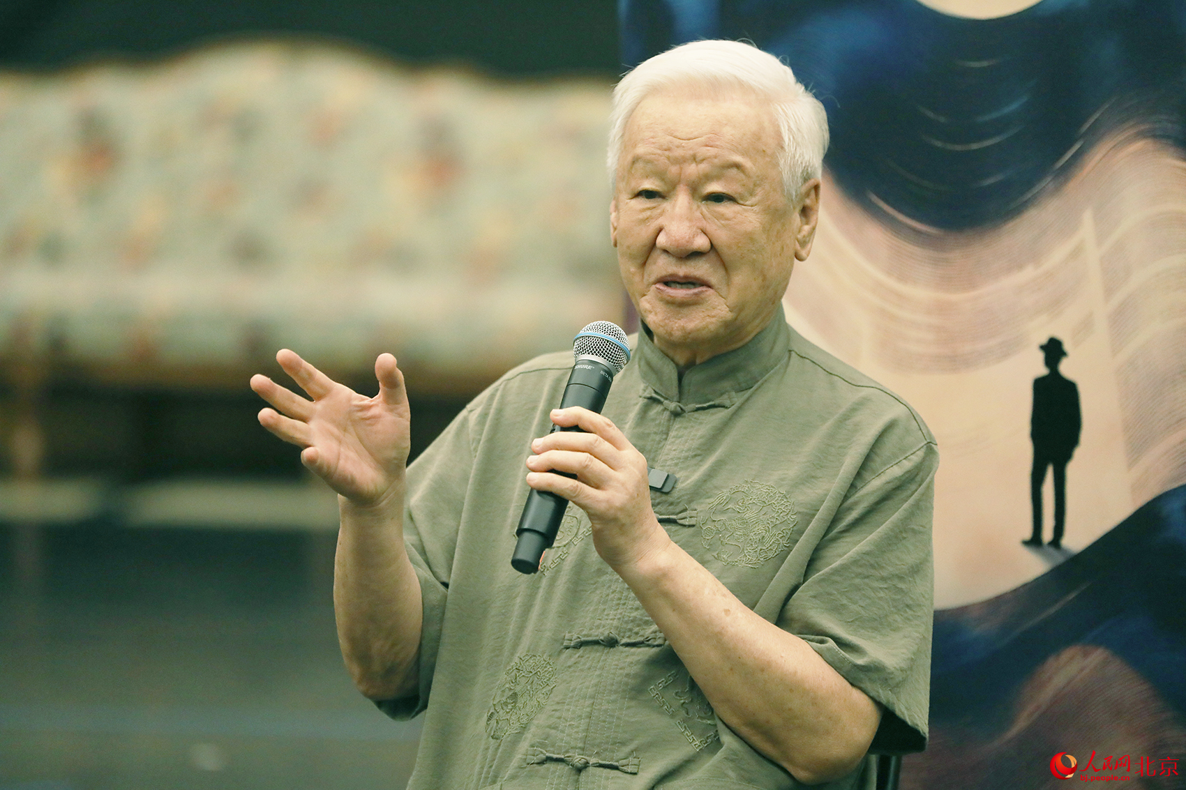 谢飞导演前往排练现场观看并指导。人民网记者 尹星云摄