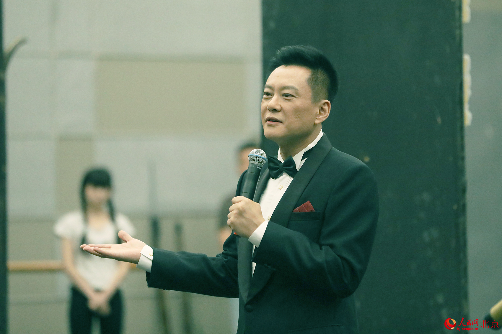 话剧《一江春水向东流》编剧、导演、主演王斑。人民网记者 尹星云摄