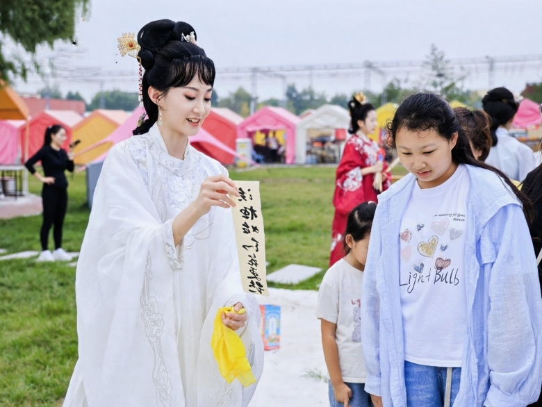 校地携手重游大观园红楼梦时尚秀演在张家湾古镇启幕(图1)