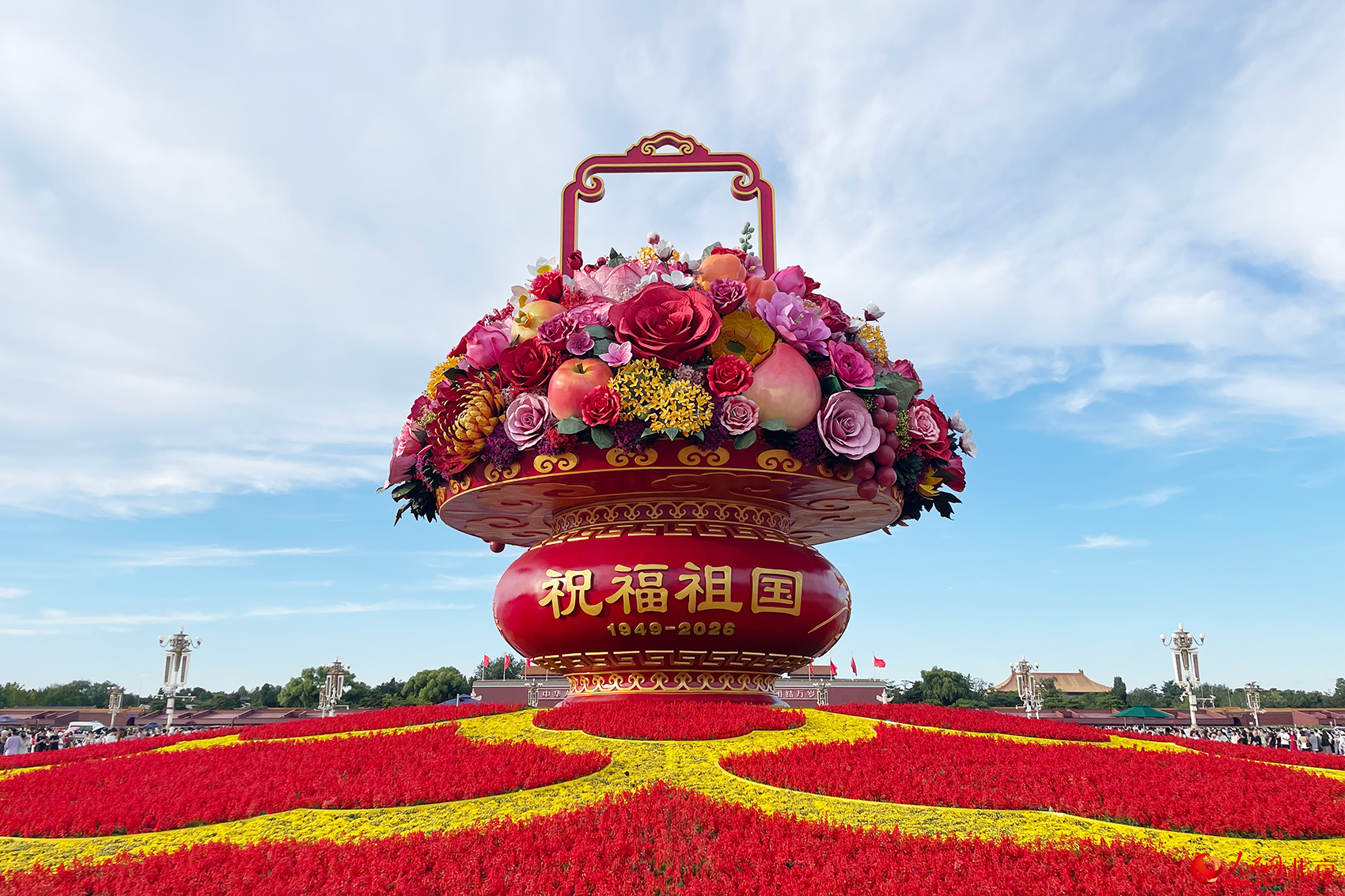 “祝福祖国”巨型花坛亮相天安门广场。人民网记者 尹星云摄