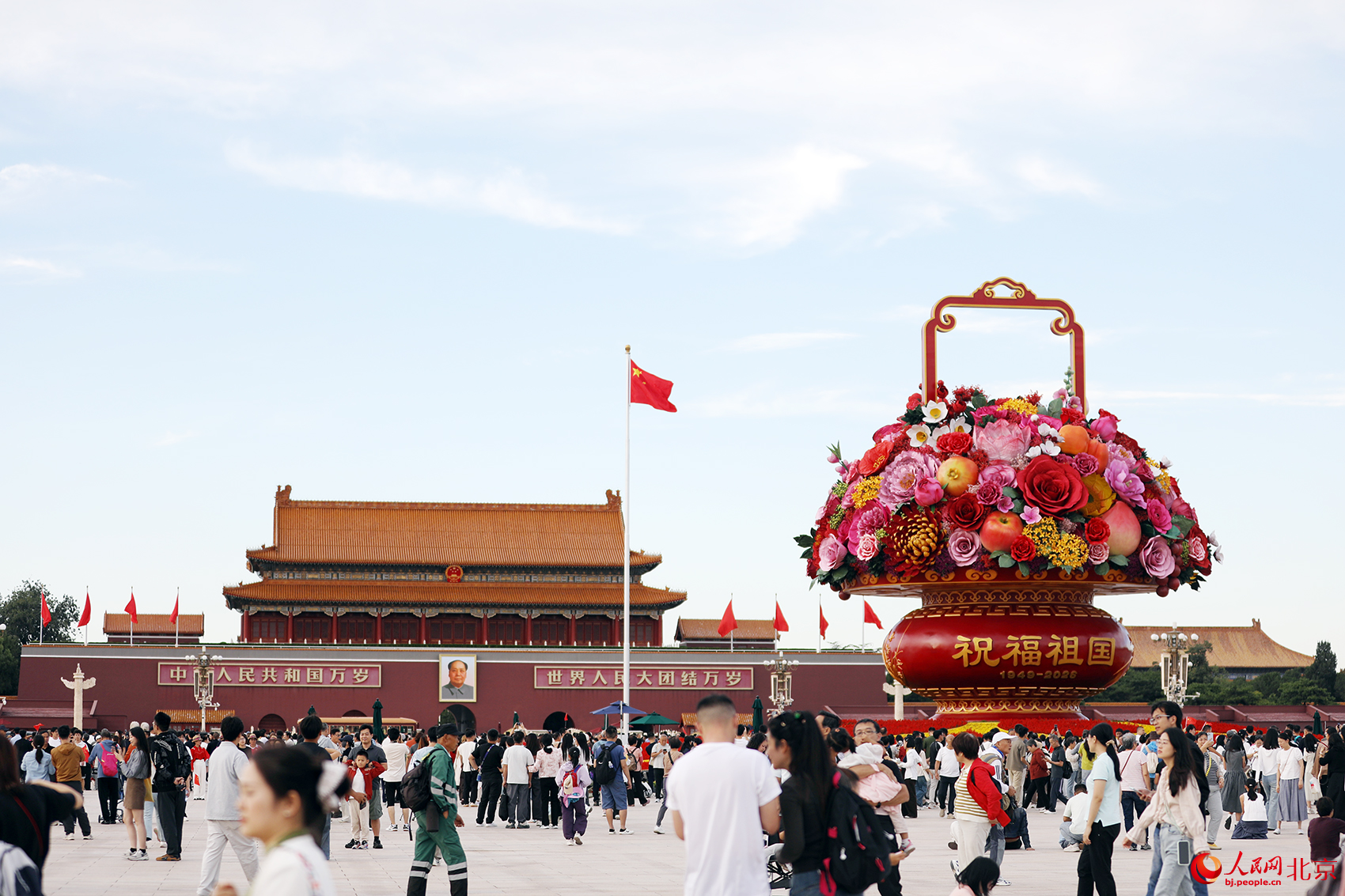 “祝福祖国”巨型花坛亮相天安门广场。人民网记者 尹星云摄