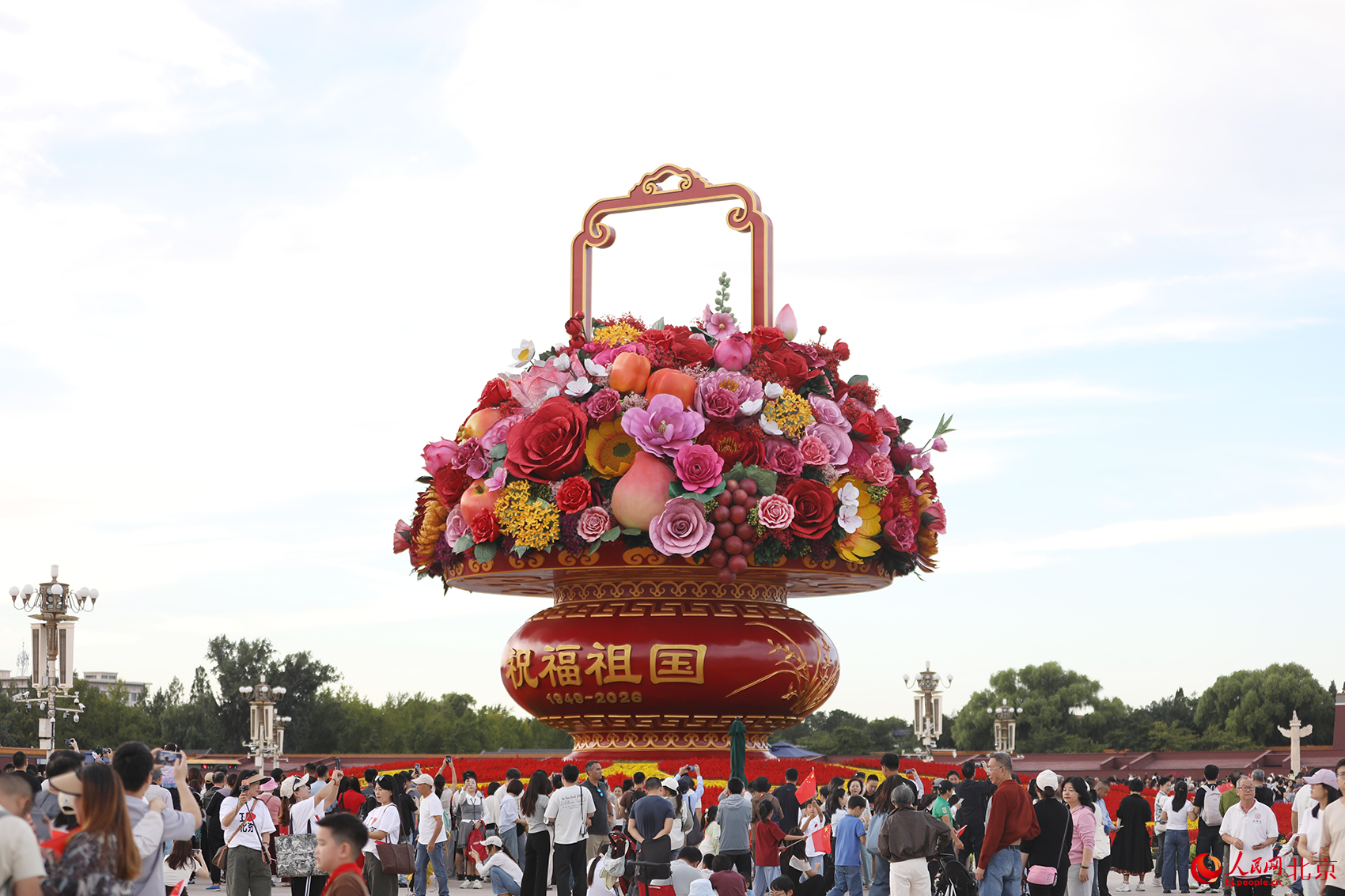 “祝福祖国”巨型花坛亮相天安门广场。人民网记者 尹星云摄