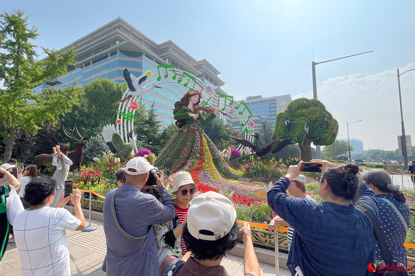 国庆立体花坛亮相北京长安街沿线。人民网记者 尹星云摄