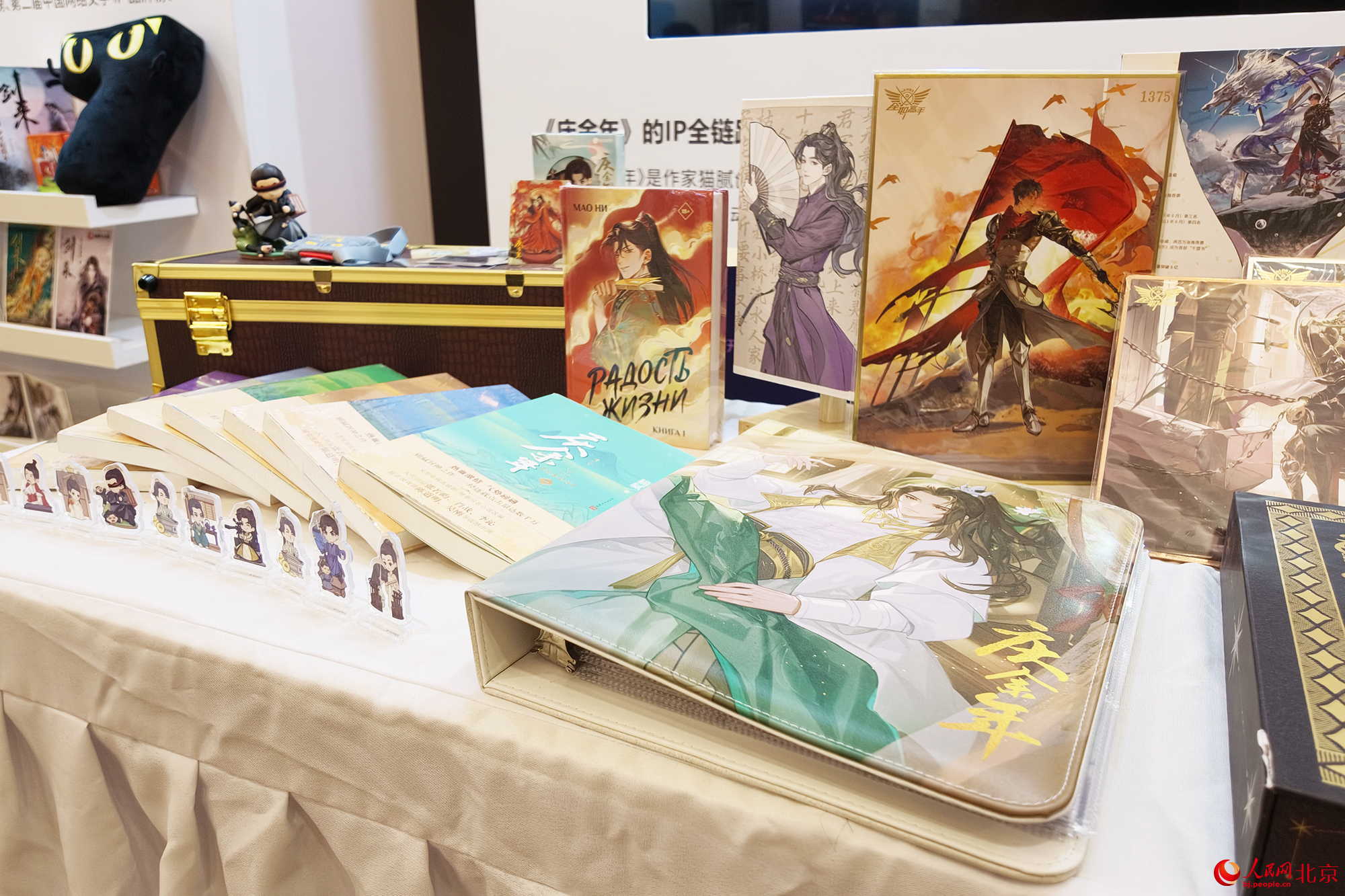 会场外的宣传长廊集中展示网络文学精品佳作、企业创新发展实践成果等。人民网记者 尹星云摄