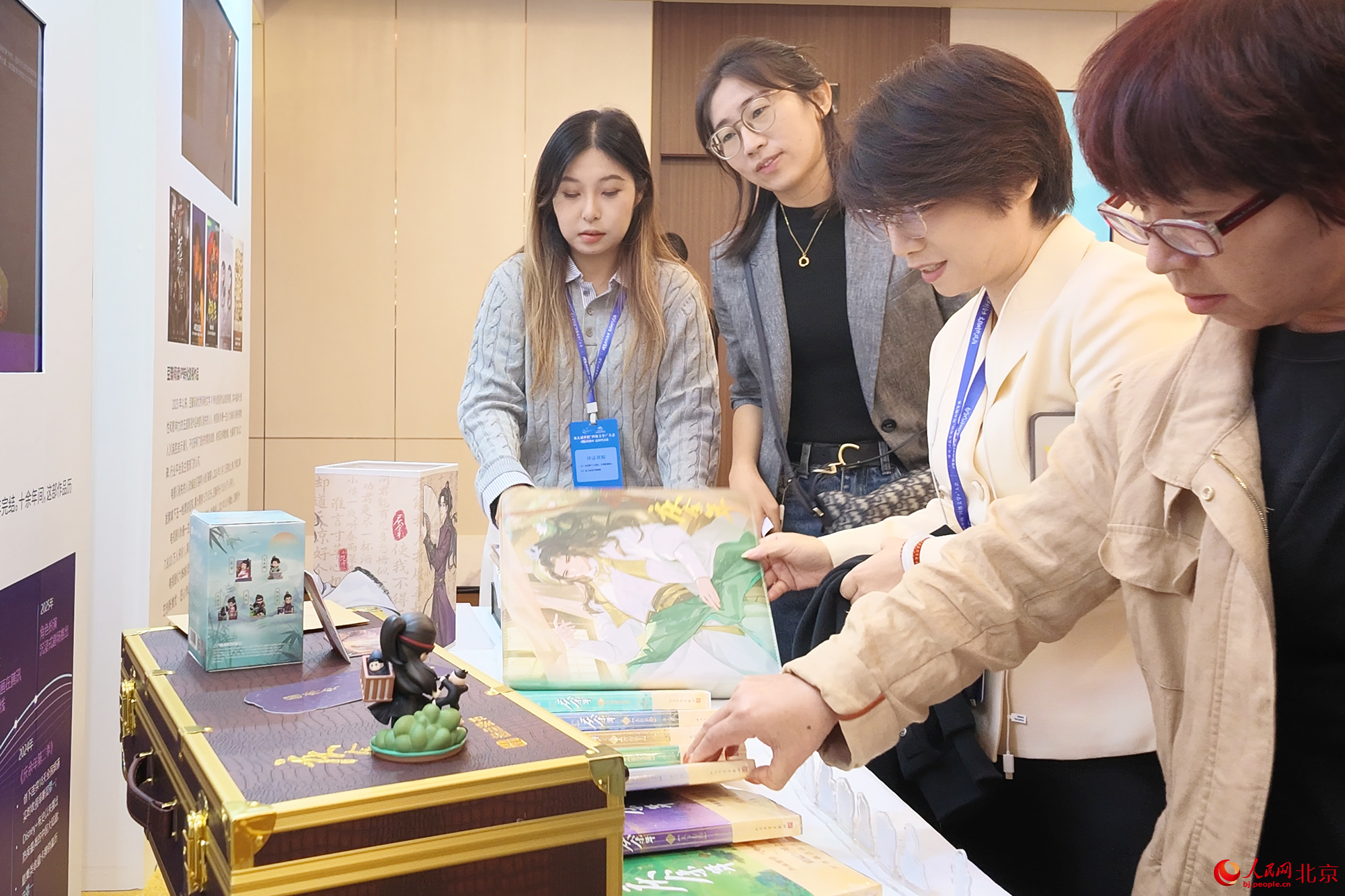 会场外的宣传长廊集中展示网络文学精品佳作、企业创新发展实践成果等。人民网记者 尹星云摄