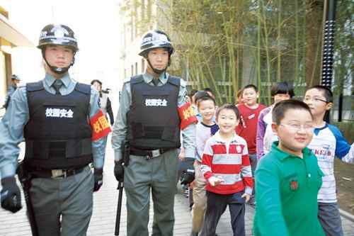 北京首批校园保安正式上岗 维护校内安全(图)