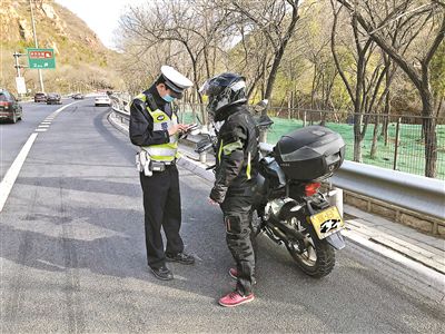 假期首日出京多车违法被罚