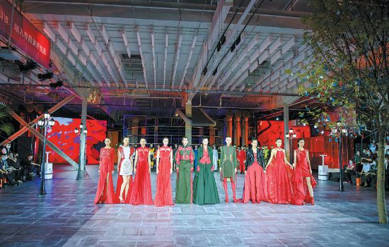 2021北京时装周在张家湾小镇开幕 时装周将持续到本月26日