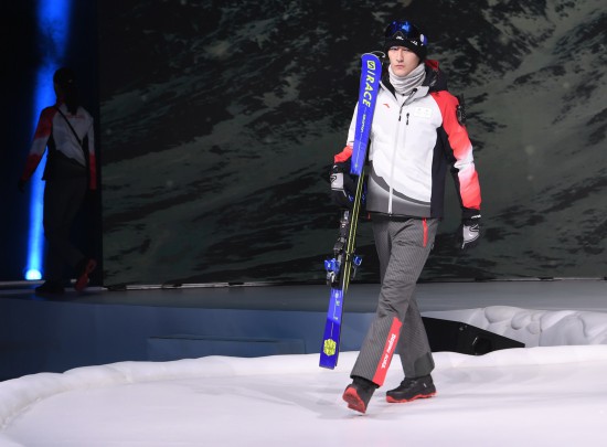 10��27�գ�ģ���ڷ�������չʾ������Ա�Ʒ�װ����