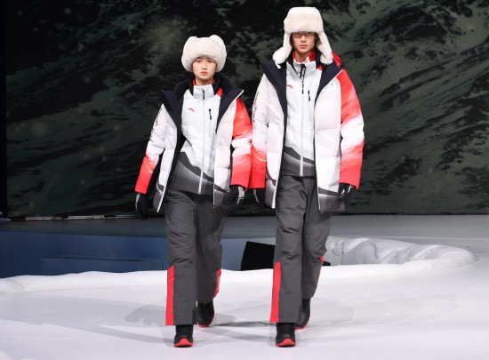 10��27�գ�ģ���ڷ�������չʾ������Ա�Ʒ�װ����