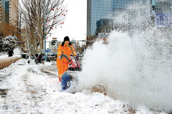 全市各部门听令而行应对低温降雪天气