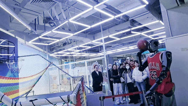 分拣、举重物、做手术……机器人在这里“破圈”上岗(图4)